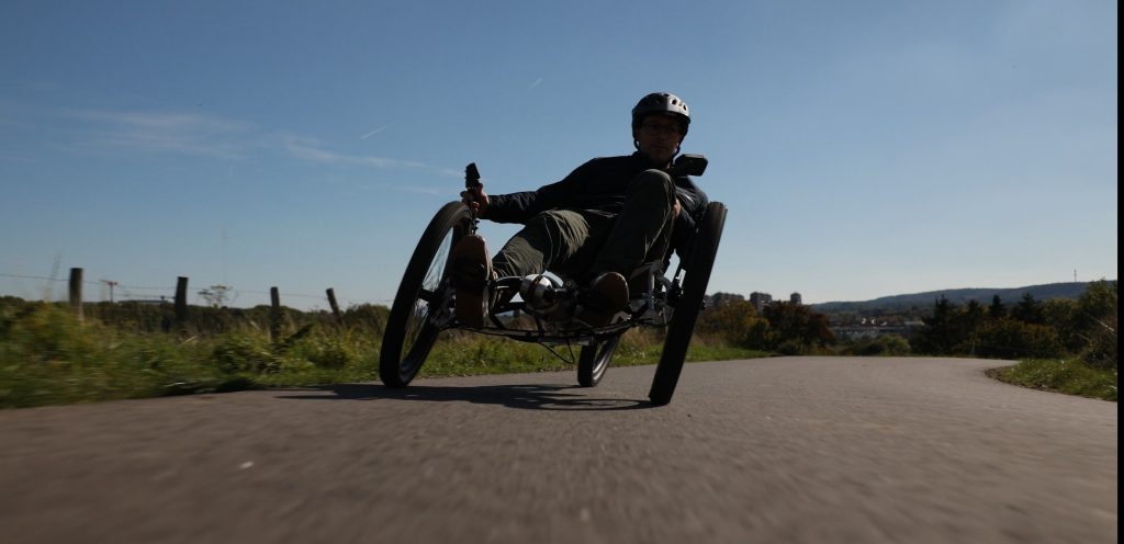 Allroadracer Neigetrike geneigt in der Kurve